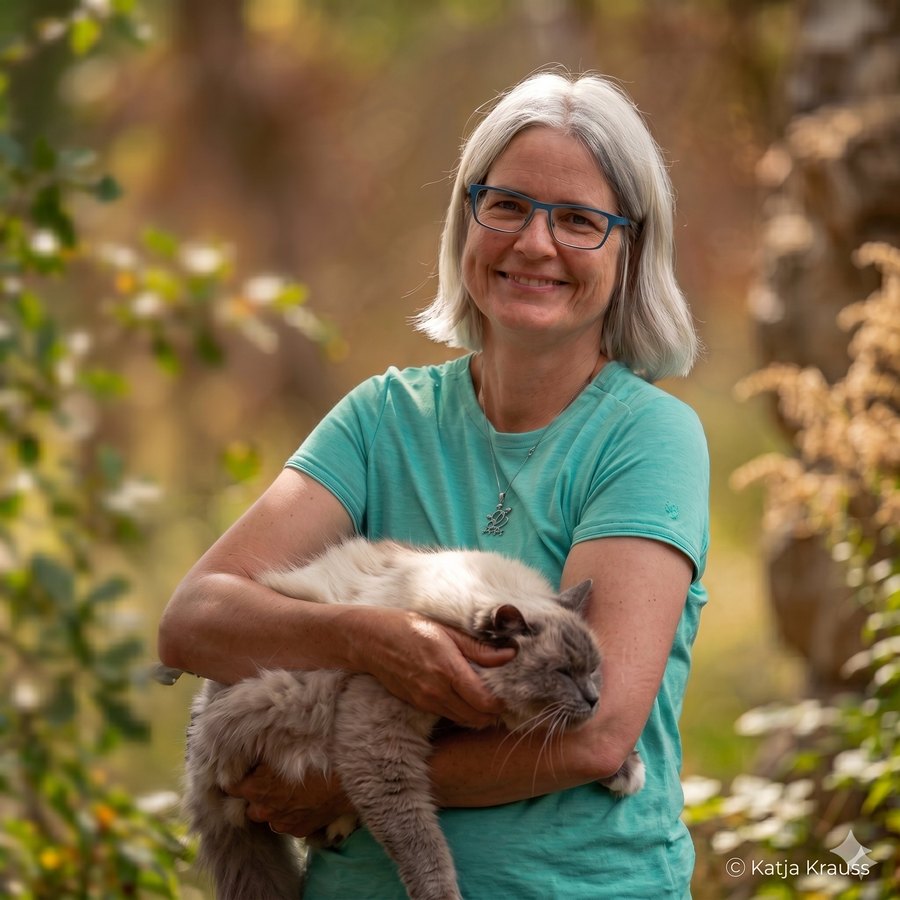 Dr. Daniela Zurr with a cat · Photo: Katja Krauß