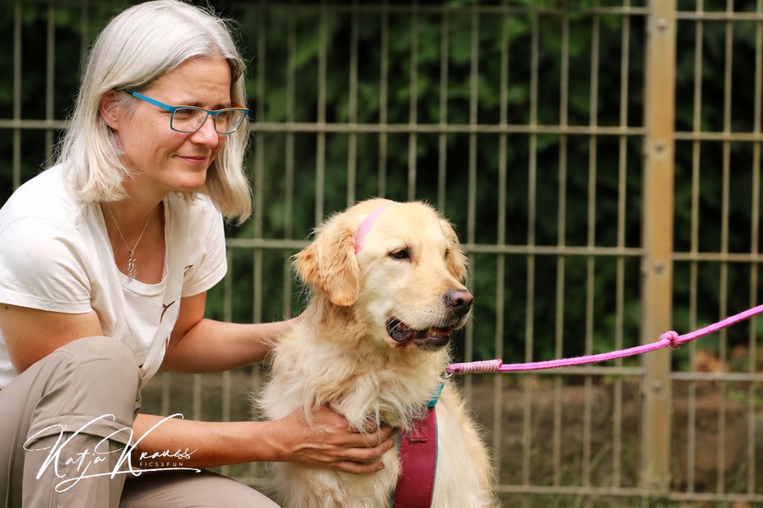 Dr. Daniela Zurr with a golden retriever at a shelter